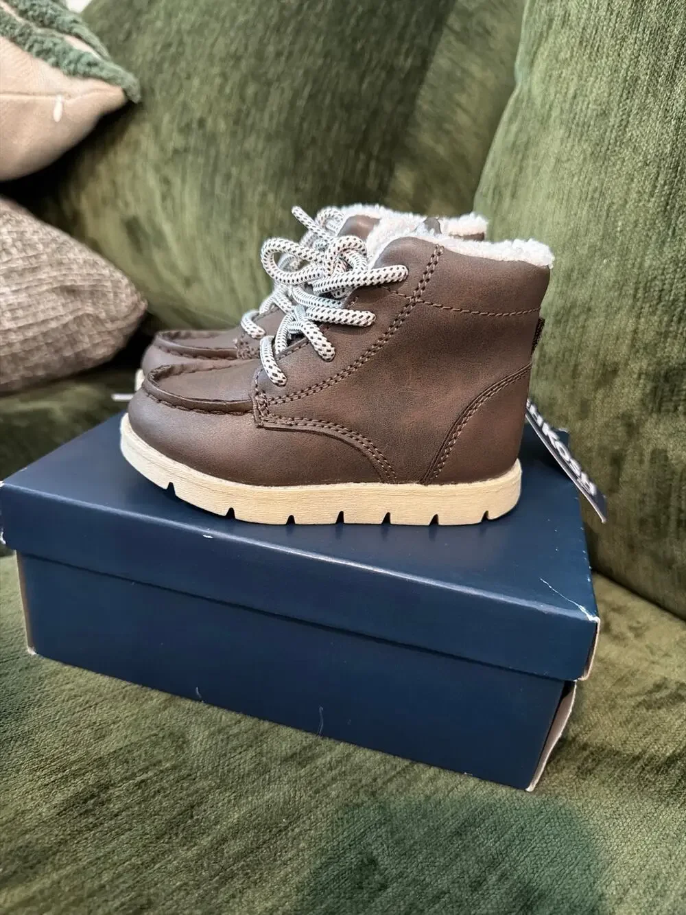NIB New in Box Osh Kosh toddler size 6 brown lace up boots shoes